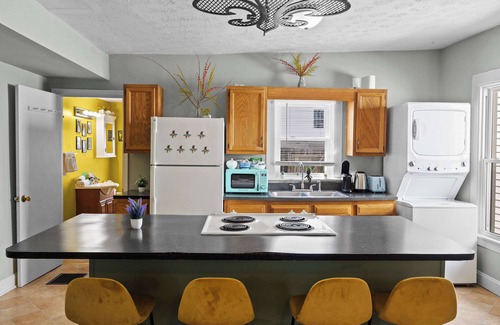 Merriwether House | Cozy Downtown Stay w/Private Backyard & Parking
