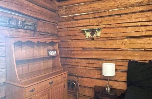 Wisdom Cabin | Cozy dry cabin in tranquil Wisdom with WiFi