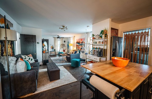 Downtown Branson House | Cozy Dwntwn Branson Boho Bungalow. Deck-Firepit Area. B-Landing & Hspital 3-min.