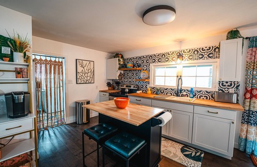 Downtown Branson House | Cozy Dwntwn Branson Boho Bungalow. Deck-Firepit Area. B-Landing & Hspital 3-min.