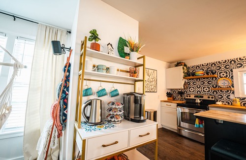 Downtown Branson House | Cozy Dwntwn Branson Boho Bungalow. Deck-Firepit Area. B-Landing & Hspital 3-min.
