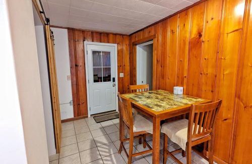 Murray House | Cozy, Edge-of-Town House, 2 rooms, Deck