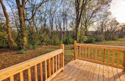 Murray House | Cozy, Edge-of-Town House, 2 rooms, Deck