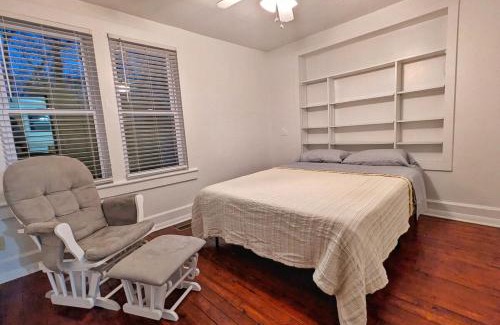 Murray House | Cozy, Edge-of-Town House, 2 rooms, Deck