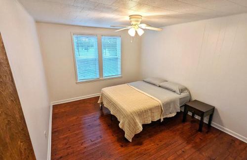 Murray House | Cozy, Edge-of-Town House, 2 rooms, Deck