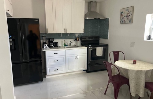 Edgewood House | Cozy Edgewood Hideaway - 8 mins from Airport - Sleeps 6 - Newly renovated.