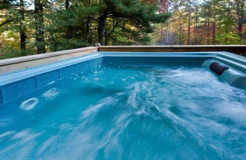 Walnut Mountain Cabin | Cozy Ellijay Getaway w/hot tub