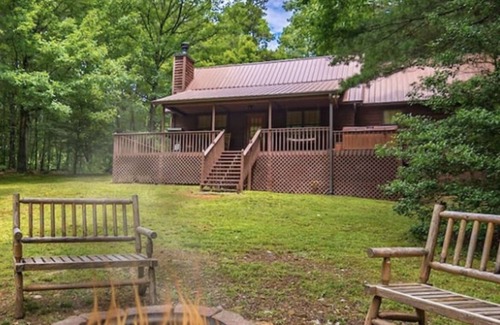 Walnut Mountain Cabin | Cozy Ellijay Getaway w/hot tub