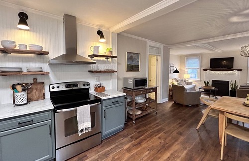 Columbia House | Cozy Elmwood bungalow in quiet neighborhood close to USC, hospitals & downtown