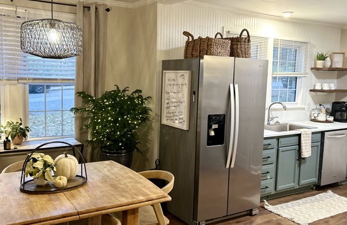 Columbia House | Cozy Elmwood bungalow in quiet neighborhood close to USC, hospitals & downtown