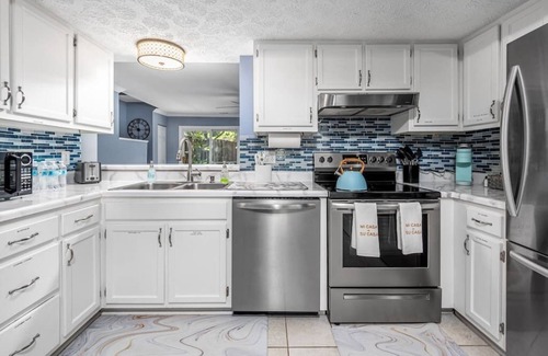 Taylor's Pond House | Cozy End Unit Townhouse 1 Mile from Downtown Cary