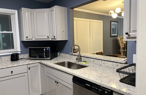 Warner Robins House | Cozy Entire Home 9 min from RAFB Modern Spacious Bedrooms 3 Large TVs & Sunroom