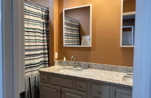 Warner Robins House | Cozy Entire Home 9 min from RAFB Modern Spacious Bedrooms 3 Large TVs & Sunroom