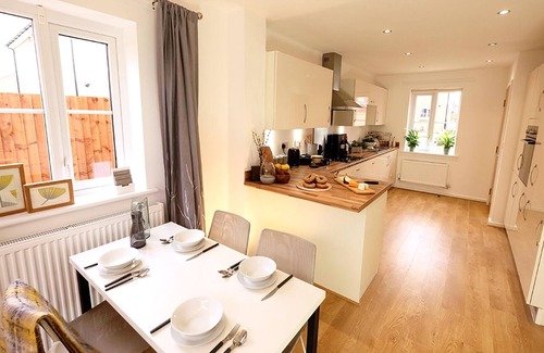 Leeds Apartment | Cozy entire home with 2 bedroom in Leeds
