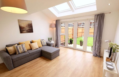 Leeds Apartment | Cozy entire home with 2 bedroom in Leeds