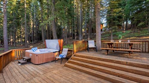 Truckee House | Cozy Escape w Hot Tub Deck & Access to Tahoe Donner & Skiing Alpenglow Chalet by AvantStay