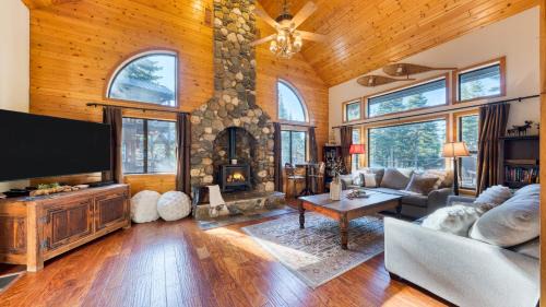 Truckee House | Cozy Escape w Hot Tub Deck & Access to Tahoe Donner & Skiing Alpenglow Chalet by AvantStay