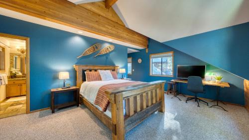 Truckee House | Cozy Escape w Hot Tub Deck & Access to Tahoe Donner & Skiing Alpenglow Chalet by AvantStay