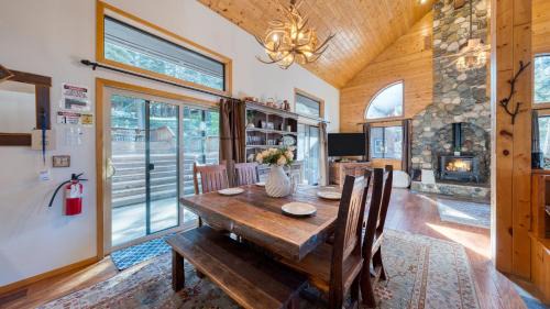 Truckee House | Cozy Escape w Hot Tub Deck & Access to Tahoe Donner & Skiing Alpenglow Chalet by AvantStay