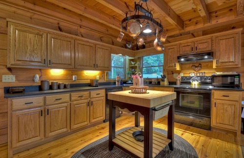 Natures Courtyard Cabin | Cozy Escapes: Hot Tub, Fire Pit & Fireplace Retreat - Buffalo Ridge