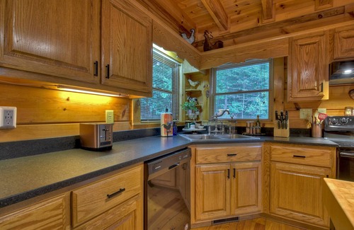 Natures Courtyard Cabin | Cozy Escapes: Hot Tub, Fire Pit & Fireplace Retreat - Buffalo Ridge