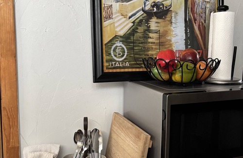 Laramie Apartment | Cozy European Cafe Style Downstairs Full Apt. - 1 Block to UW - No SMKG, No Pets