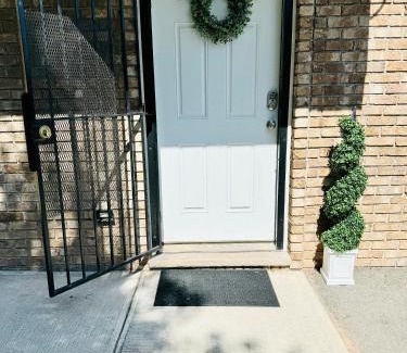 Newark Apartment | Cozy Evergreen Apartment by Newark Airport