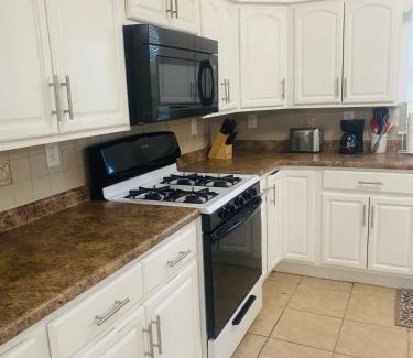 Newark Apartment | Cozy Evergreen Apartment by Newark Airport