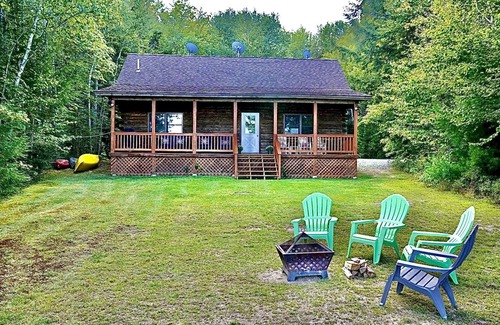 Sullivan Cabin | Cozy Fall Escape – Foliage, Fire Pits & Fido Welcome!