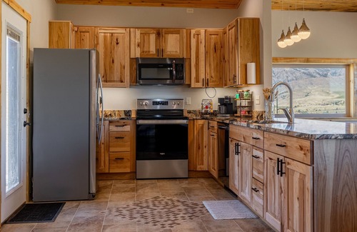 Wapiti House | Cozy Fall Getaway in Wapiti Hot tub, Views & Dogs