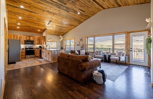Wapiti House | Cozy Fall Getaway in Wapiti Hot tub, Views & Dogs
