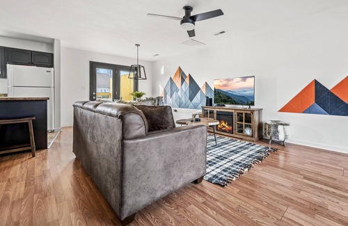Sevierville Condo | Cozy Fall Hideaway Hot Tub, Arcade & Dogs OK