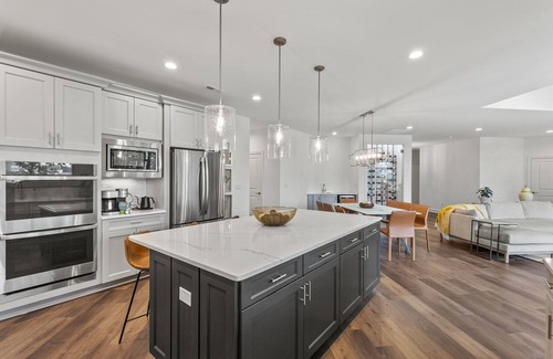Belmont House | Cozy Fall Nights | Hot tub+Firepit+Sleeps 14+Lake Wylie | 20m to CLT