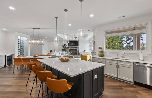 Belmont House | Cozy Fall Nights | Hot tub+Firepit+Sleeps 14+Lake Wylie | 20m to CLT
