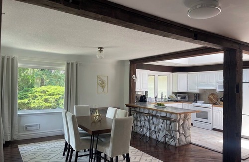 Burlington House | Cozy Family Bungalow on Lakeshore, steps from Paletta Mansion Historical Estate