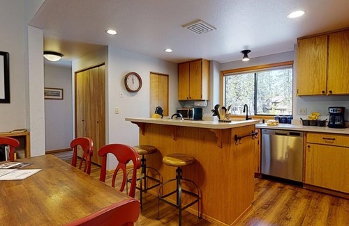 Sunriver House | Cozy Family Cabin with Hot Tub & Loft Space