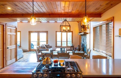 Cavendish Ski Chalet | Cozy Family Chalet with Mountain Views – 15 Mins to Okemo & Ludlow