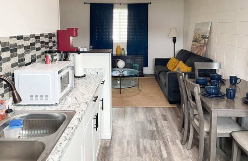 Kreole Apartment | Cozy Family-friendly 2 Queens 1 Bath Full Kitchen