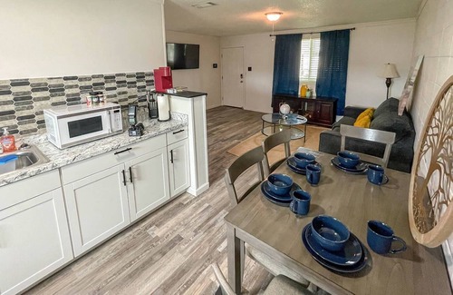Kreole Apartment | Cozy Family-friendly 2 Queens 1 Bath Full Kitchen