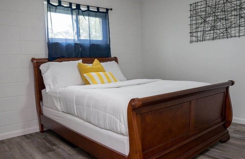 Kreole Apartment | Cozy Family-friendly 2 Queens 1 Bath Full Kitchen