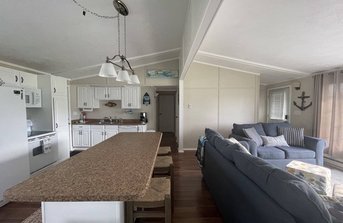 Syracuse Cottage | Cozy, family friendly Wawasee Cottage!