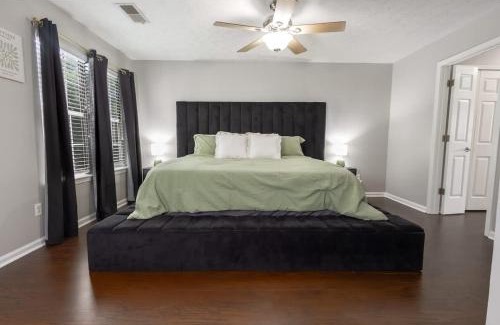 Summerhill House | Cozy Family Home Downtown-KingBed-Free Parking-Central