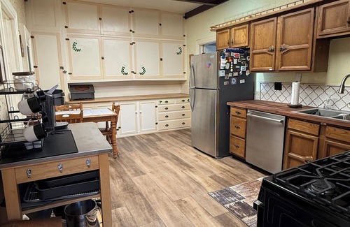 Williams House | Cozy Family Home in Williams–Perfect for Families, Large Yard & Wrap Around Deck