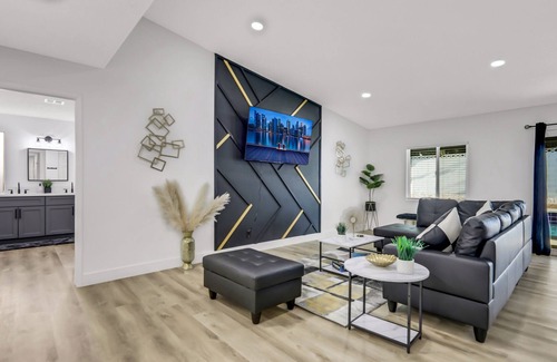 Chinatown House | Cozy Family Home w/ Game Room and Swimming Pool ! 10 Minutes away from the Strip