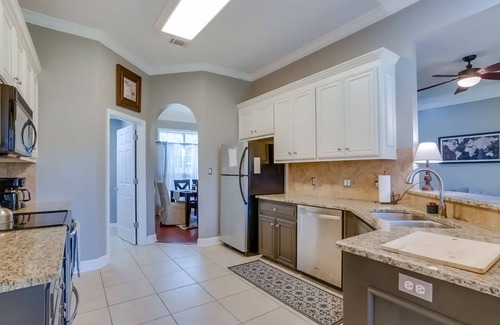 Valdosta House | Cozy Family Home with Spacious Backyard, Screened Patio, and Jetted Tub