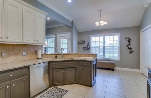 Valdosta House | Cozy Family Home with Spacious Backyard, Screened Patio, and Jetted Tub