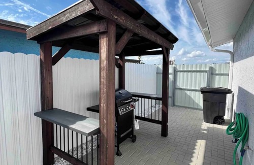 St. Petersburg - Clearwater House | Cozy Family Oasis: Welcoming Townhome with Jacuzzi and Pet-Friendly Amenities