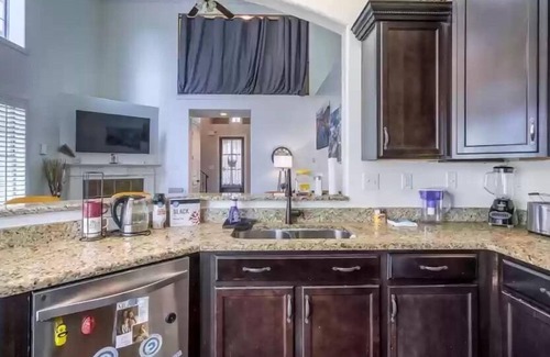 Cordova House | Cozy Family size Home with Whirlpool tub/Gated Estate, 1 minute from Shelby Park
