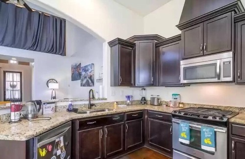 Cordova House | Cozy Family size Home with Whirlpool tub/Gated Estate, 1 minute from Shelby Park