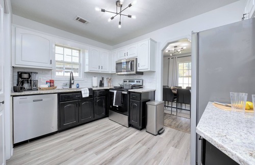 Columbus House | Cozy Family-Sized Home Minutes to Ft Moore and Downtown Columbus